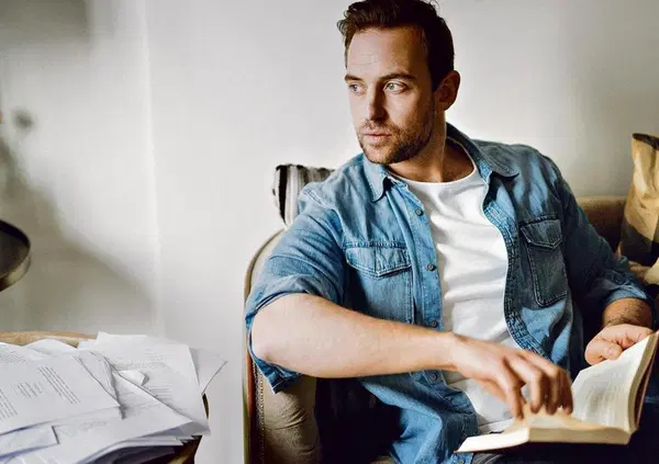 Joel Dicker vende 44mila copie in una sola settimana, voi? Abbiamo letto &ldquo;La catastrofica visita allo zoo&rdquo;: ecco perch&eacute; chi lo critica non ha capito il fenomeno da record della letteratura europea, dal &ldquo;Caso Harry Quebert&rdquo; a&hellip;