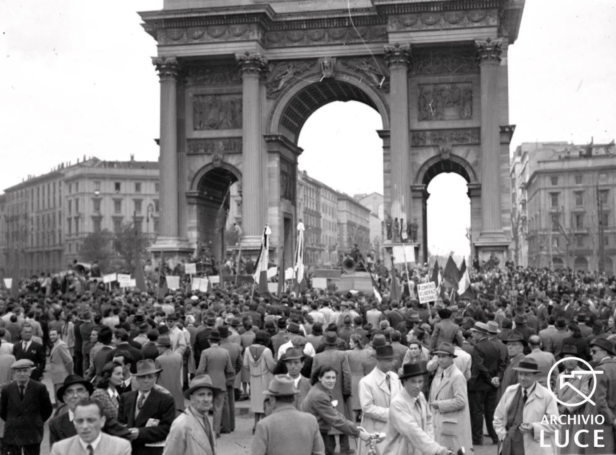 Piazza Sempione a Milano il 25 aprile 1945