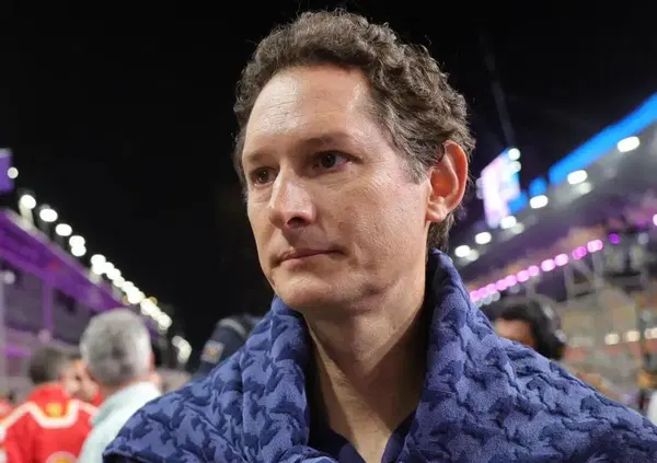 Ma John Elkann ci sa ancora fare? Stellantis in caduta libera, e lo stipendio dell&rsquo;erede Agnelli continua a salire. Solo Ferrari e Philips salvano Exor, ma...