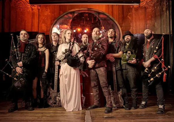  I Folkstone si prendono Milano: &ldquo;Saremo fuori moda, ma&hellip;&rdquo;. E ci raccontano il disco &ldquo;Natura morta&rdquo;, le date (sold out al Legend) e le collaborazioni assurde con Guccini, La Sad e Gigi Dag&hellip;