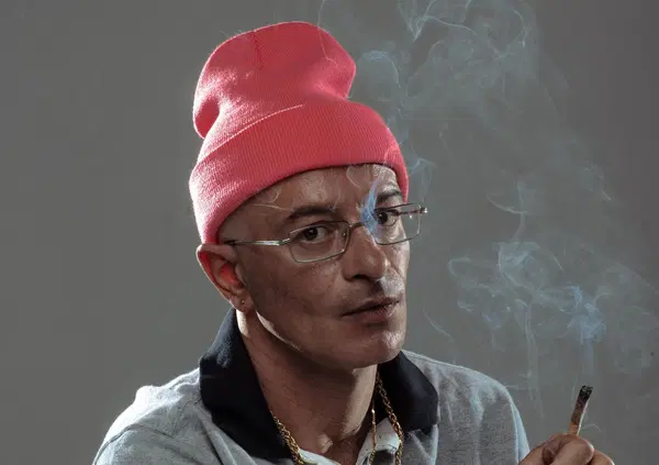 Intervista definitiva a Chicoria: &ldquo;C'&egrave; tanta prostituzione intellettuale, ma io sono libero&rdquo;. E su Tony Effe: &ldquo;A Sanremo ha avuto le palle, perch&eacute;...&rdquo;. E sull&rsquo;album &ldquo;Due lettere dopo&rdquo;, Shiva, Roma e le droghe&hellip;