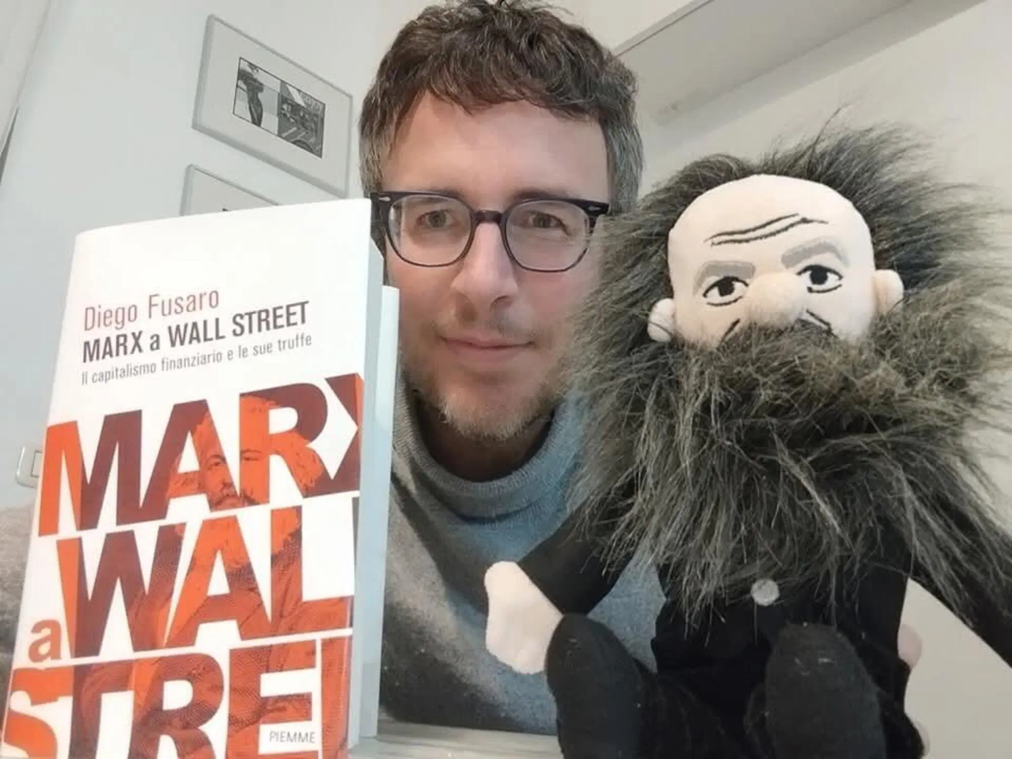  Diego Fusaro con un pupazzo di Karl Marx e il suo ultimo libro