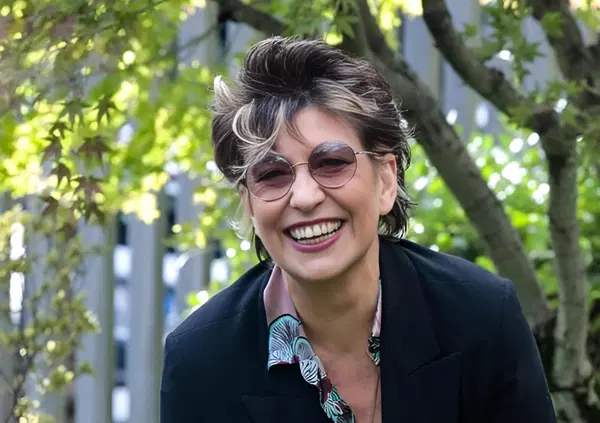 Abbiamo letto &ldquo;C&rsquo;era la luna&rdquo; di Serena Dandini (Einaudi), ma com&rsquo;&egrave;? E volete sapere perch&eacute; Chiara Valerio lo esalta? &Egrave; l&rsquo;amichettismo dei &ldquo;buoni sentimenti&rdquo;. Ma chi avrebbe letto questo libro se l&rsquo;autrice fosse stata sconosciuta?