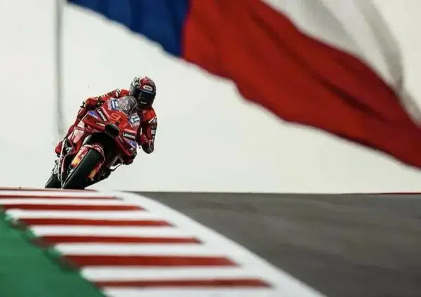 Marc Marquez gioca il jolly e vince pure la Sprint di Austin davanti a Alex, ma Pecco gli ha infilato un gran messaggio nella tasca
