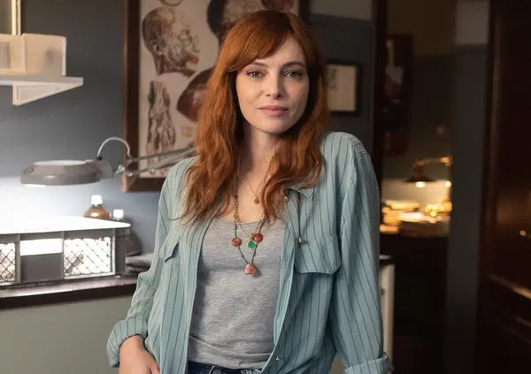 Con Costanza arriva su Rai 1 un&rsquo;altra Selvaggia dopo la Lucarelli (nuova Allieva in fiction?): ma com&rsquo;&egrave; nata l&rsquo;idea? Lo spiega Alessia Gazzola (e c&rsquo;entra il Tg regionale). E la protagonista Miriam Dalmazio...