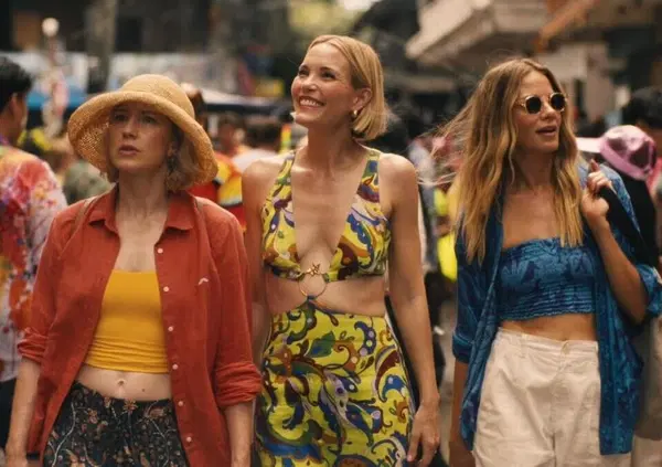 &Egrave; l'ora di The White Lotus 3 su Sky: ma avete visto gli orologi che indossano i personaggi della serie? Dall'Hublot Bing Bang di Patrick Schwarzenegger al Rolex-Day date di Jason Isaacs e Parker Posey, ecco modelli, caratteristiche e...