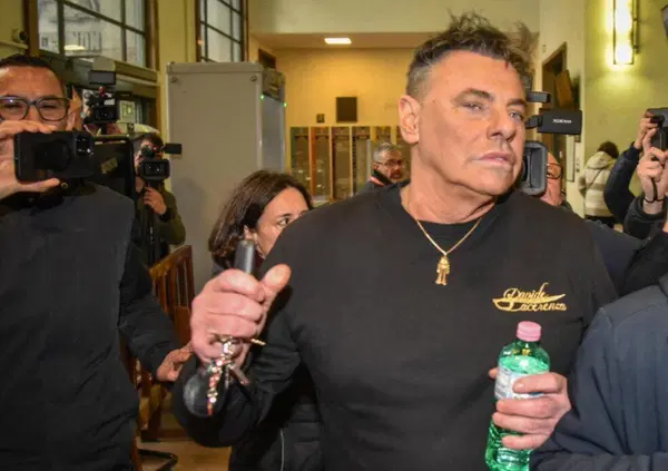 Malore per Davide Lacerenza, ma come sta davvero? Il "King" della Gintoneria &egrave; stato ricoverato d&rsquo;urgenza all'ospedale. Si sospetta un ictus, anche se...