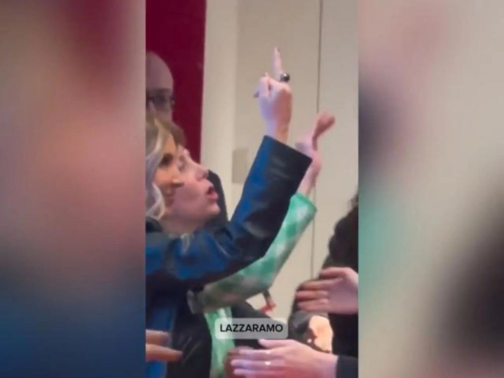 Il dito medio della Lucarelli contro Zossolo