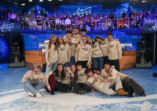 Amici di Maria De Filippi, ma chi ha scritto gli inediti? Riccardo Zanotti (Pinguini Tattici Nucleari) torna con Chiamamifaro e c&rsquo;&egrave; anche un ex concorrente del talent di Mediaset. E sui produttori&hellip;