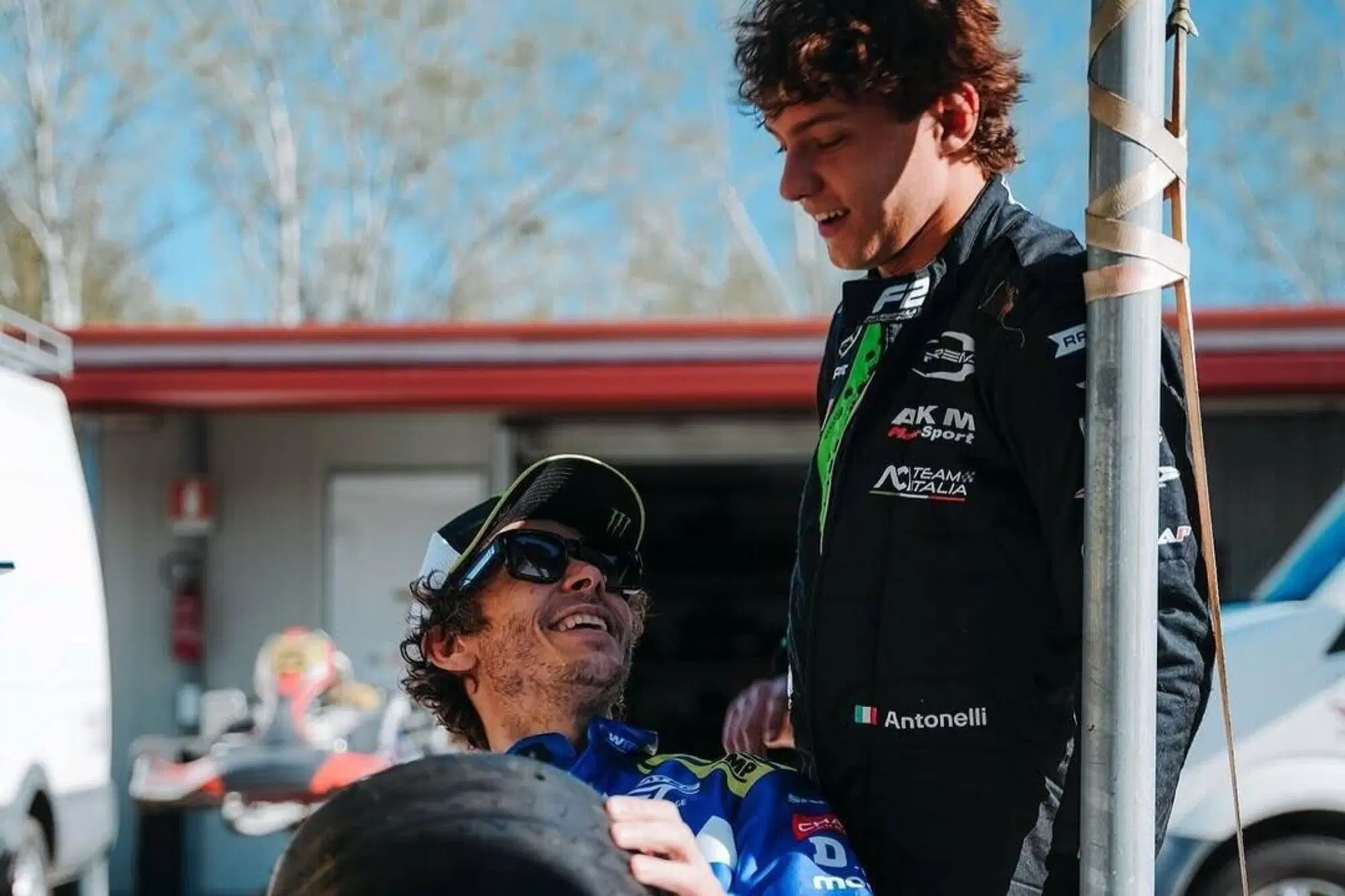 Kimi Antonelli e Valentino Rossi in pista a Migliaro sui kart