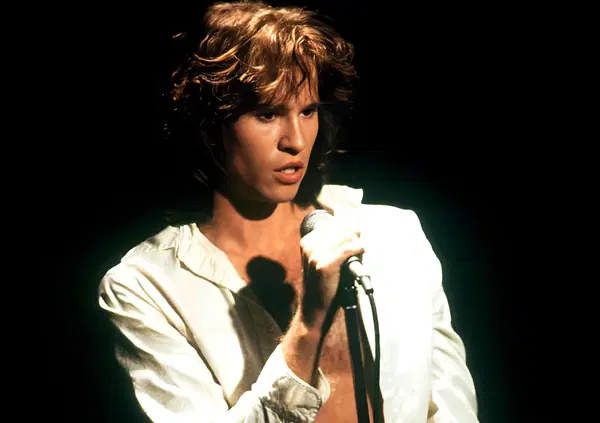 &Egrave; morto l&rsquo;attore Val Kilmer, ma che malattia aveva? Da Top Gun e il Jim Morrison di Oliver Stone a Batman e Heat con De Niro e Maverick con Tom Cruise (ma senza voce per via di un tumore): ecco cosa &egrave; successo