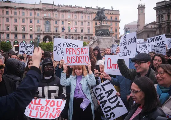 Milano non &egrave; solo Gintoneria, piattini e vini naturali da fighetti. La dimostrazione? &ldquo;La fine allegra&rdquo;, incontro tra manifestazione e performance organizzato da Maurizio Cattelan e Nicolas Ballario (con Living del Corriere). Vi raccontiamo com&rsquo;&egrave; andata&hellip;