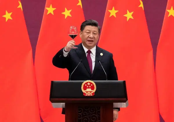 Sapete cosa succede con i dazi di Trump? La nostra economia &egrave; fott*ta e l'Europa pure. Vi spieghiamo cosa c'&egrave; dietro al &ldquo;tradimento&rdquo; Usa e perch&eacute; la Cina si prender&agrave; il mondo... 