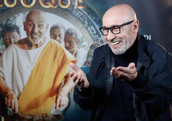 &ldquo;Il 2025? Non vedo luce, era meglio vivere nel 44 avanti Cristo&rdquo;, Maurizio Battista al cinema con Tu Quoque. &ldquo;La comicit&agrave;? Se fa polemica &egrave; fastidio perch&eacute;&hellip;&rdquo;. E sui giovani&hellip;