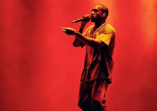 Domani esce davvero il nuovo disco di Kanye West o &egrave; una nuova versione di Bully? Si intitola WW3 - World War Three e nella tracklist c'&egrave; anche il feat con Dave Blunts&hellip;