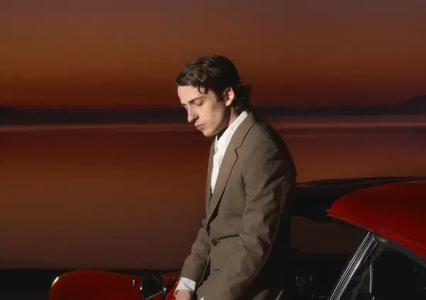 Sangiovanni torna con Luci allo xeno. Ecco cosa speriamo ci abbia insegnato la sua storia su salute mentale, pietismi e falso dispiacere&hellip;