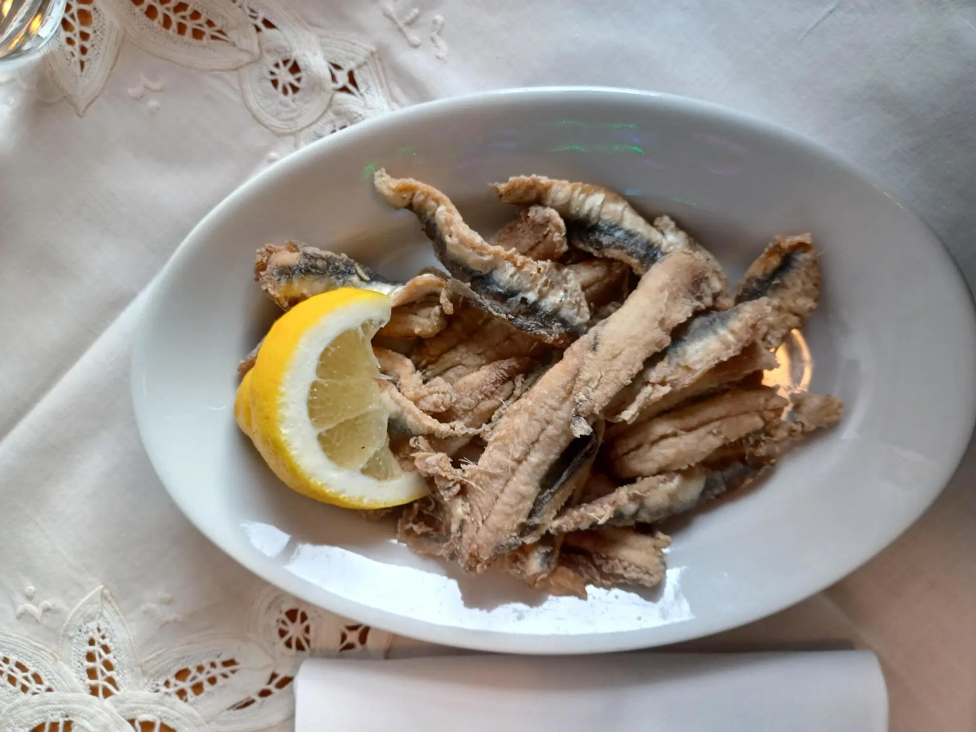 Le alici fritte all'Osteria Sauli, la trattoria aperta da Zerocalcare a Roma