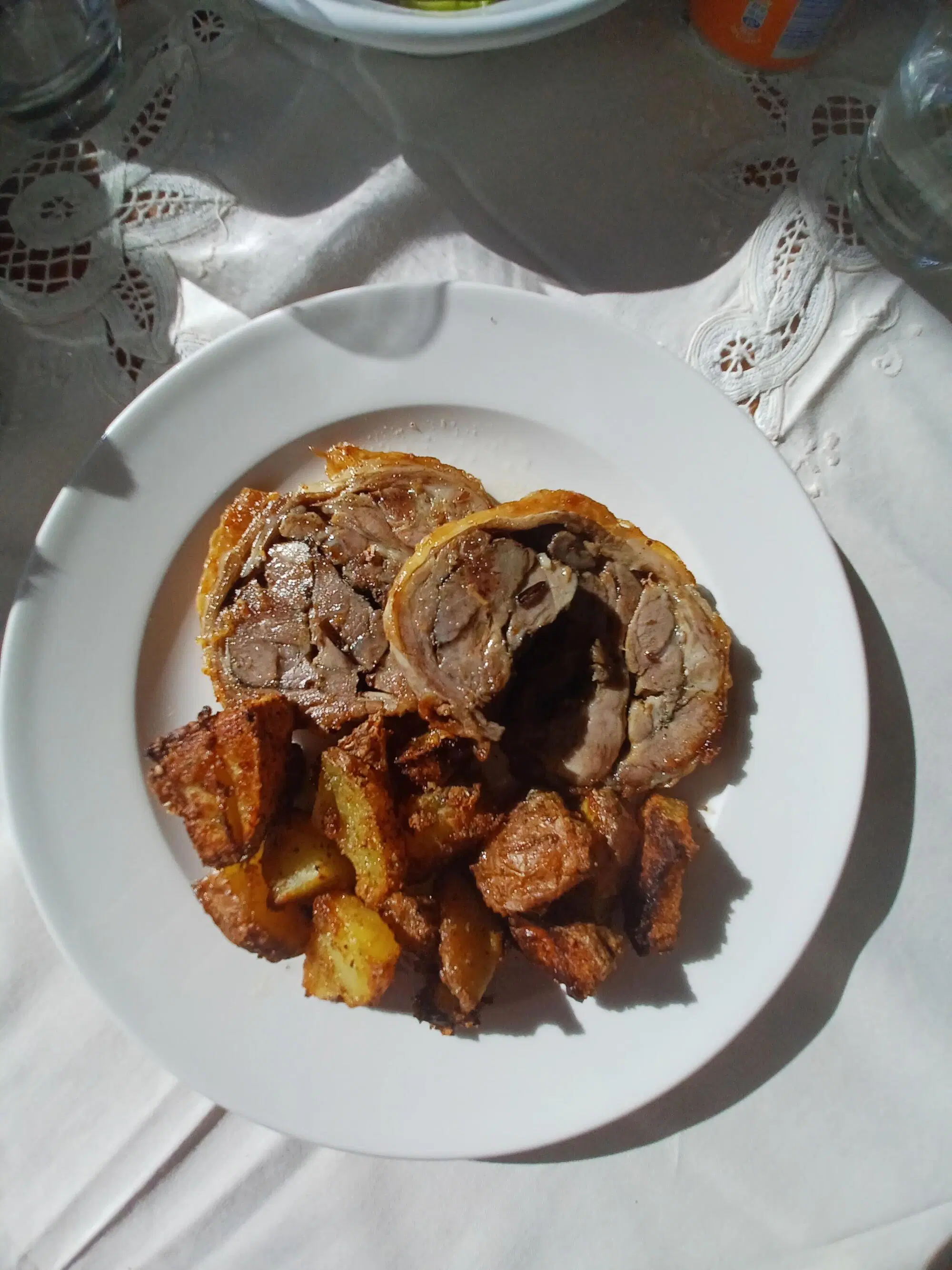 Porchetta di capretto all'Osteria Sauli, la trattoria aperta da Zerocalcare a Roma