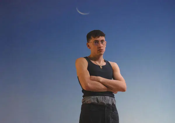 Ok, ma com&rsquo;&egrave; &ldquo;Non guardare gi&ugrave;&rdquo; di Tredici Pietro dal punto di vista musicale? Lo abbiamo fatto ascoltare a un esperto: un album riuscito, coerente ed eterogeneo negli spazi sonori&hellip;