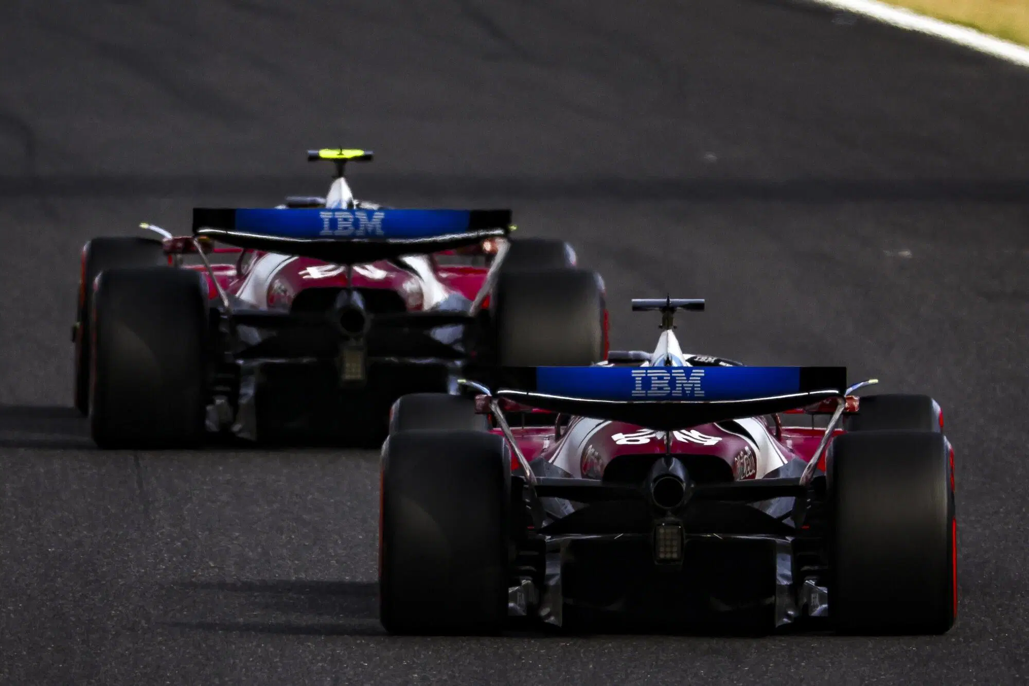 Le due Ferrari di Lewis Hamilton e Charles Leclerc a Suzuka