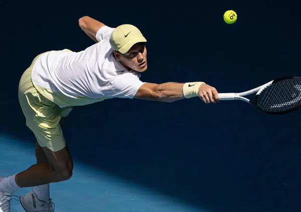 Il meraviglioso mondo di Jannik Sinner e il suo manifesto da robot zen: il numero uno del tennis che non segue il tennis, il profeta del &ldquo;non posso controllare niente&rdquo;, il teorico del male minore