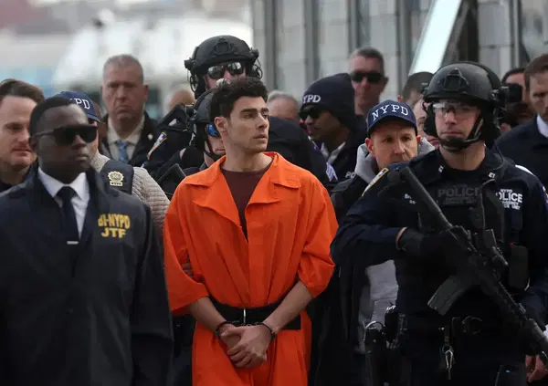 Ma avete sentito cosa dice J-Ax su Luigi Mangione, condannato per l&rsquo;omicidio di Brian Thompson? &ldquo;Perch&eacute; nessuno l'ha seccato...&rdquo;. La domanda a Non Aprite Quella Podcast: &egrave; un killer o un eroe?