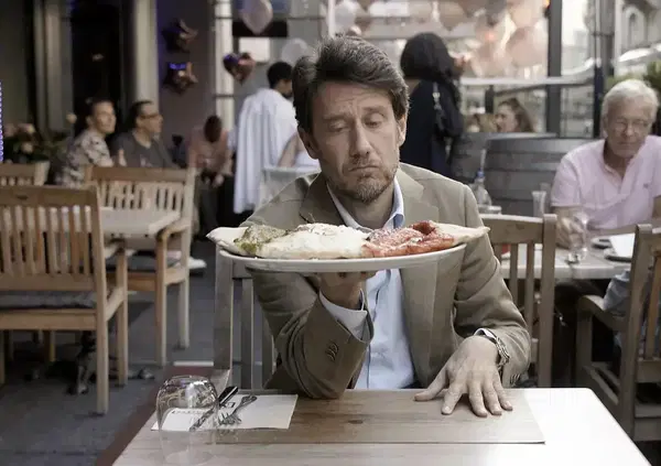 Chef Francesco Panella, &ldquo;Little big Italy&rdquo; sul Nove e i cibi pi&ugrave; pazzi del mondo (con gastroprotettore): &ldquo;La pizza margherita con grilli e cavallette? Rispetto tutti, ma&hellip;&rdquo;. E la cucina italiana? &ldquo;Tra gli spaghetti e il foie gras&hellip;&rdquo;