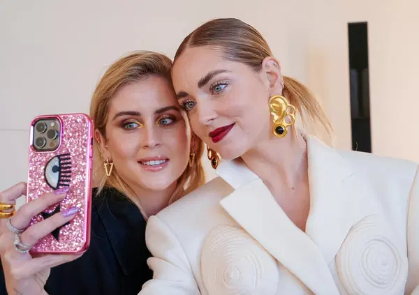 Chiara Ferragni, i soldi non bastano mai? Nonostante i 6,4 milioni, Fenice inizia a licenziare (e l&rsquo;Inps li premia?): ma ora anche le societ&agrave; della sorella Valentina (Vieffe) rischia di crollare&hellip;