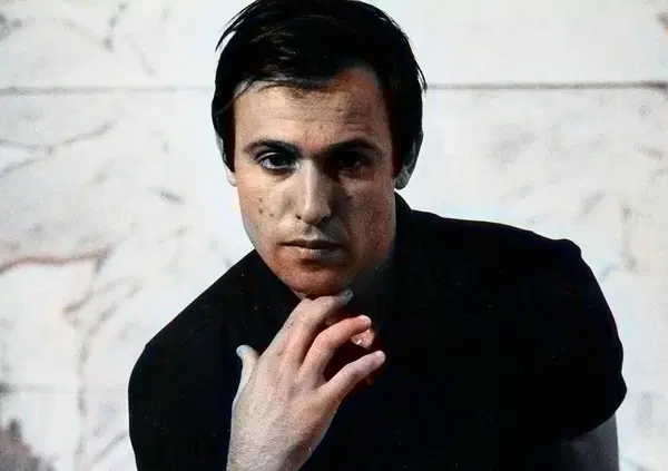 Fulvio Abbate legge e distrugge &ldquo;Vite nell&rsquo;oro e nel blu&rdquo; di Andrea Pomella (Einaudi): com&rsquo;&egrave;? Un pessimo libro su Schifano (suo amico): ci faranno un film con Marinelli, Claudio Borghi e Deva Cassel? Ma Mario era altro&hellip;