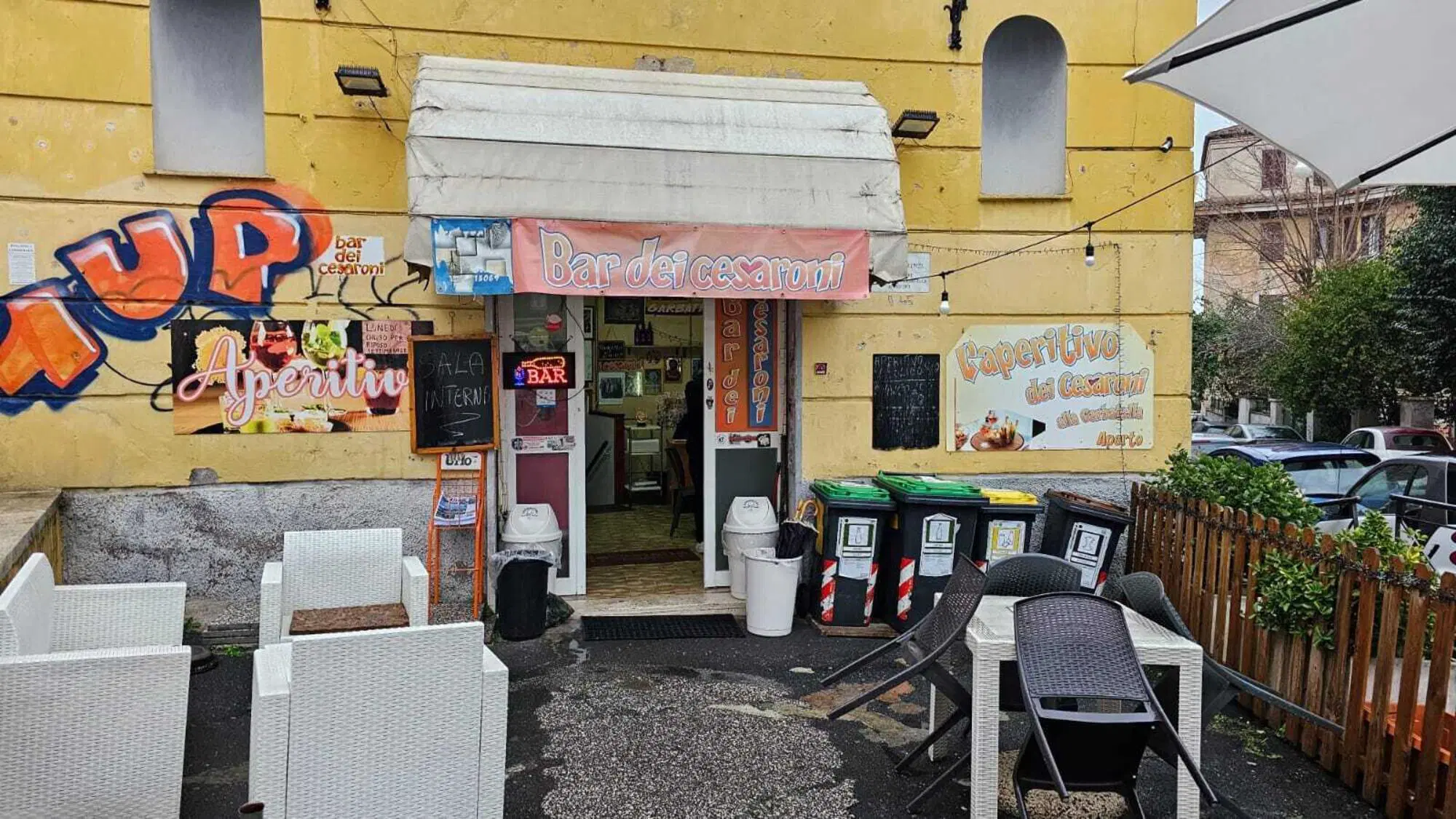 La bottiglieria dei Cesaroni &egrave; il bar "Roma Club Garbatella"