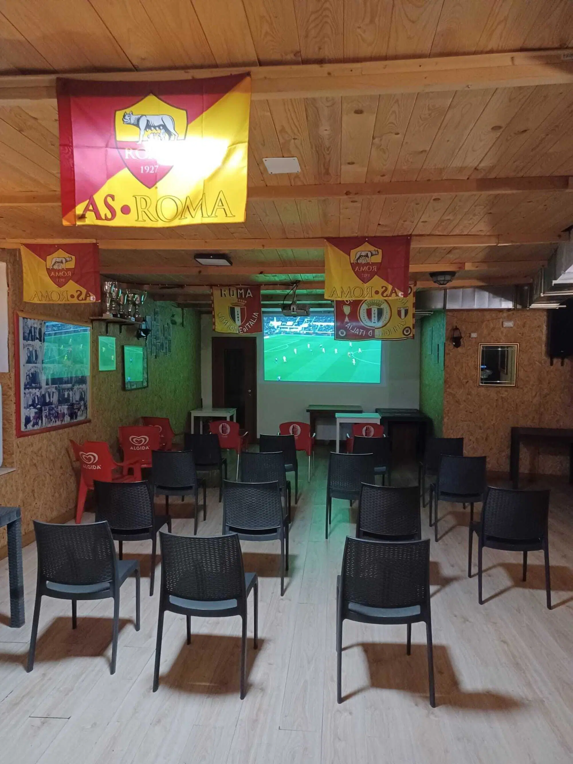 La bottiglieria dei Cesaroni &egrave; il bar "Roma Club Garbatella"
