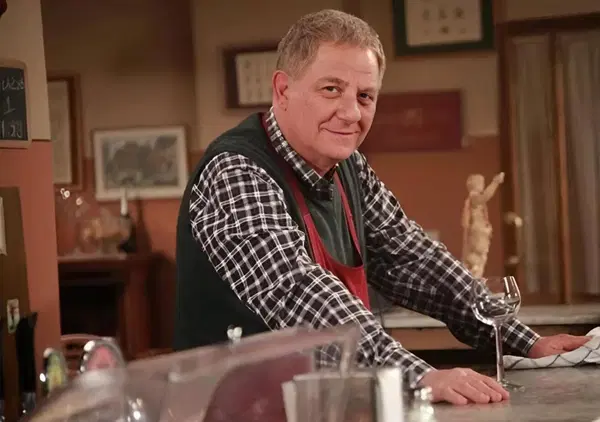 Siamo andati al bar de I Cesaroni, in ricordo di Antonello Fassari, ma com'&egrave;? Tempio dei tifosi della Roma e della vera romanit&agrave; (giallorossa) a Garbatella. E l'omaggio all'attore: "Cesare sempre con noi..."