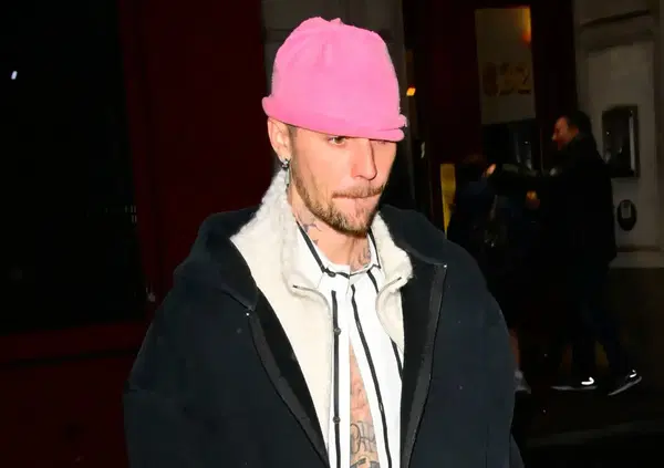 Che caz*o succede a Justin Bieber? Non mangia, non dorme e mansa sms strani. L'allarme della moglie: &ldquo;Potrebbe suicidarsi come Liam Payne&rdquo;. Ma c'entra lo scandalo P Diddy?