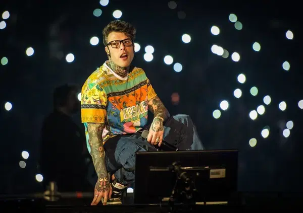 Caso ultras e Fedez, l'attacco di Tony Effe: &ldquo;&Egrave; un carabiniere&rdquo;. Ma cosa intende? A Lo Stato delle cose il &ldquo;tariffario&rdquo; di Hagag, i soldi pubblici, gli eventi live con le pro-loco e i contatti tra Why Event e Vivo Concerti. Tra Lucci e Norrito&hellip;