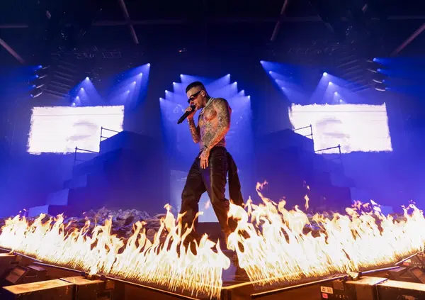 Siamo andati al concerto di Sfera Ebbasta a Milano, ma com&rsquo;&egrave; stato? Il trap king di Cinisello &egrave; il modello da seguire (o da stravolgere). E su Paky, Tedua e Shiva (&egrave; free)...