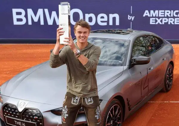 C'&egrave; del genio (o della follia) in Rune che compra una Porsche senza poterla usare? Ecco modello, prezzo dell&rsquo;auto del tennista. Ma intanto sul campo a Montecarlo (e non solo...)