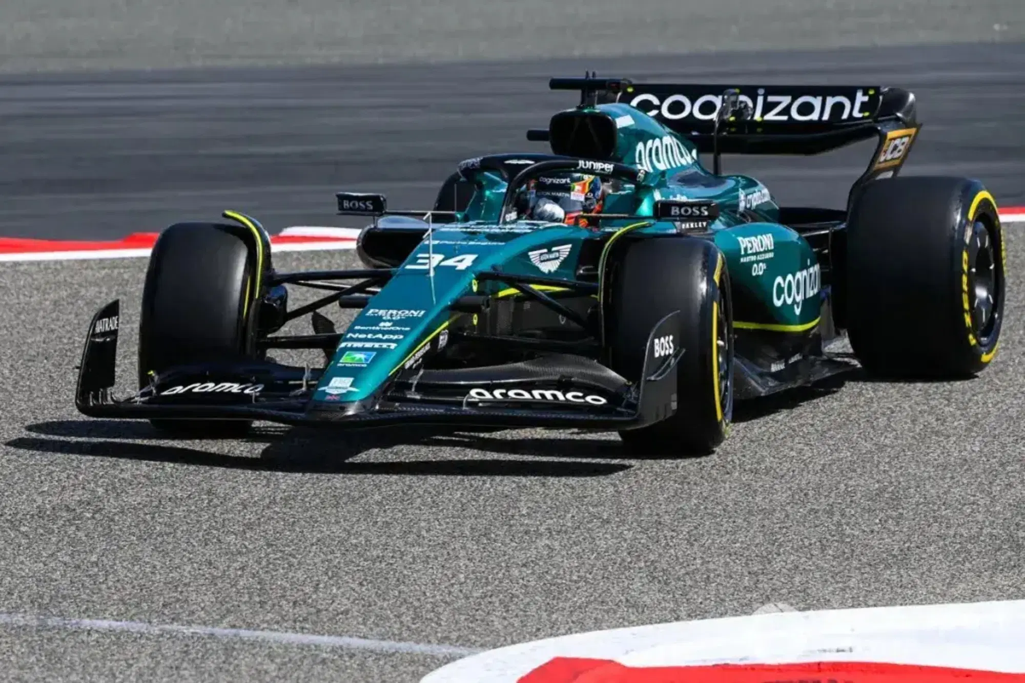 Felipe Drugovich al volante dell'Aston Martin