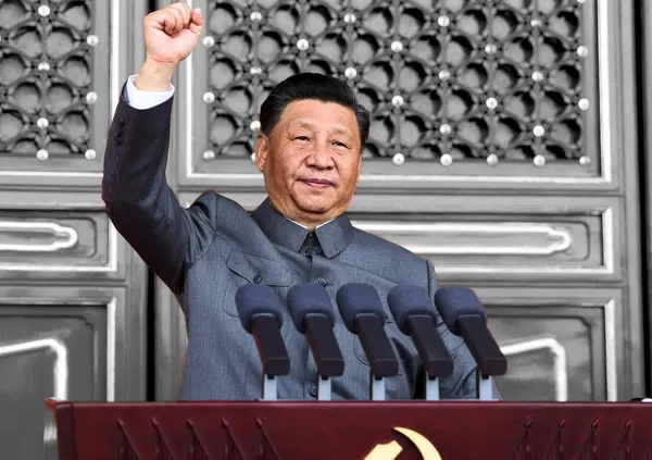 Mica dazi, &egrave; Xi Jinping l&rsquo;uomo pi&ugrave; potente del mondo: ecco perch&eacute; Trump, Putin e Musk lo temono. Abbiamo letto la sua storia segreta e vi spieghiamo i suoi piani tra Cina, Europa, Russia e Usa