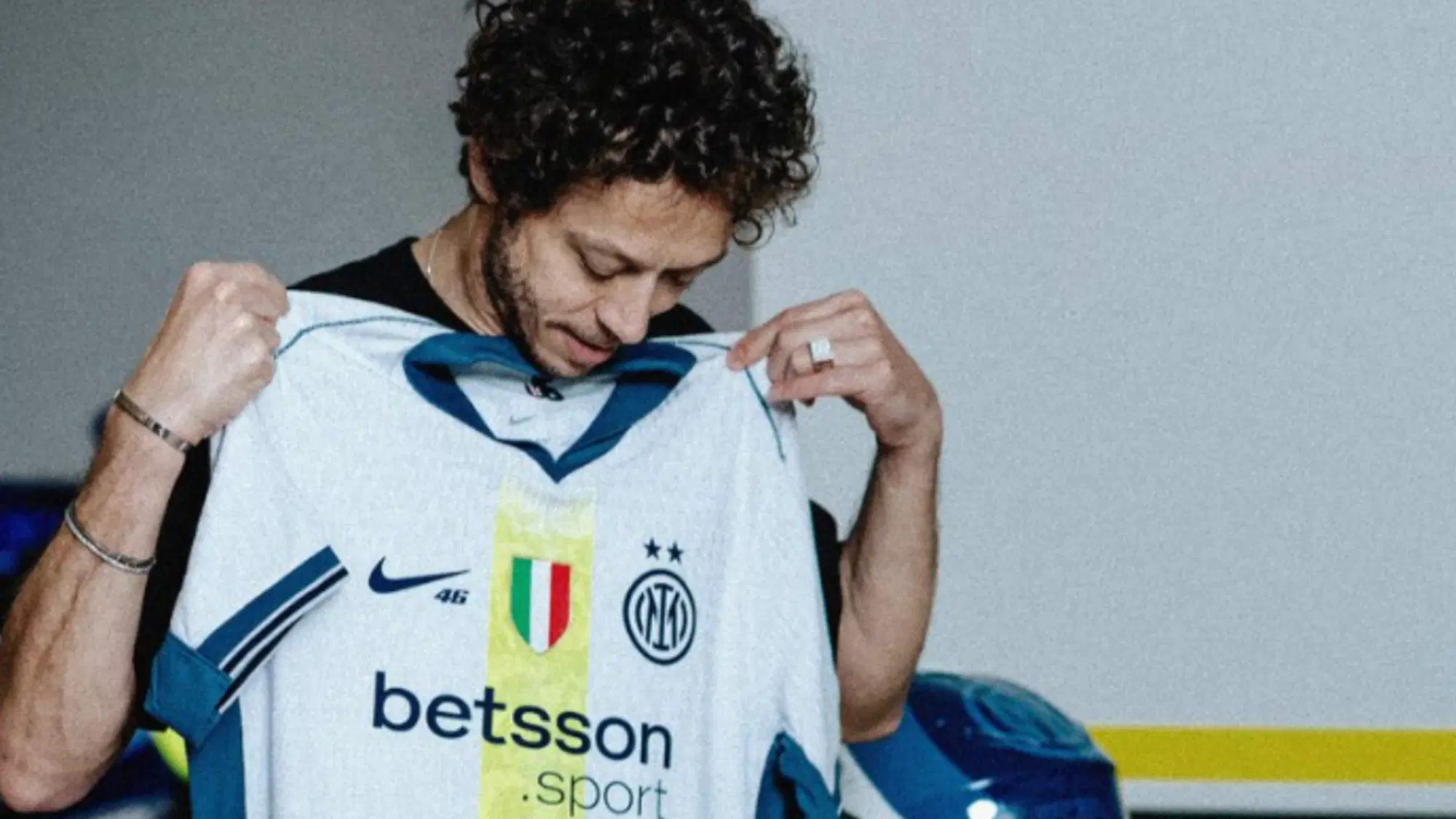 Valentino Rossi con la maglia dell'Inter