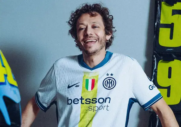 LA VOGLIAMO! Eccola qui la collab DEVASTANTE tra Valentino Rossi e l&rsquo;Inter, una maglia da gara per celebrare il 46 che i nerazzurri indosseranno contro il Cagliari a San Siro