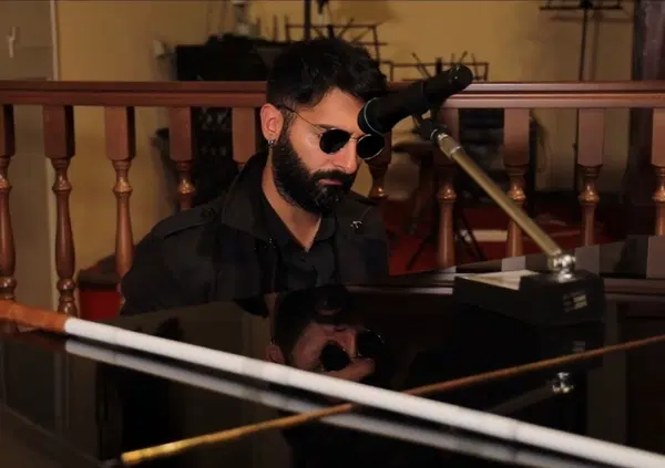 Avete visto &ldquo;Film alla cieca&rdquo;? La nuova serie  di Sax, artista non vedente che reinterpreta i film cult con una visione alla &ldquo;cieca&rdquo;, esce insieme al suo singolo &ldquo;I&rsquo;m blind&rdquo;, e&hellip;