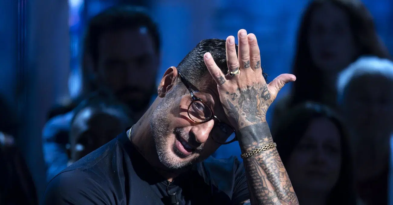 Perch&eacute; Fabrizio Corona &egrave; stato assolto dall'accusa di tentata estorsione? C'entra un video intimo... E in che senso voleva &ldquo;comprare il silenzio&rdquo; della donna?