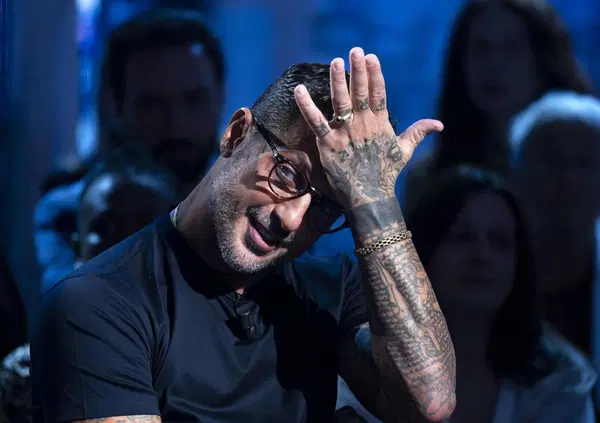 Perch&eacute; Fabrizio Corona &egrave; stato assolto dall'accusa di tentata estorsione? C'entra un video intimo... E in che senso voleva &ldquo;comprare il silenzio&rdquo; della donna?