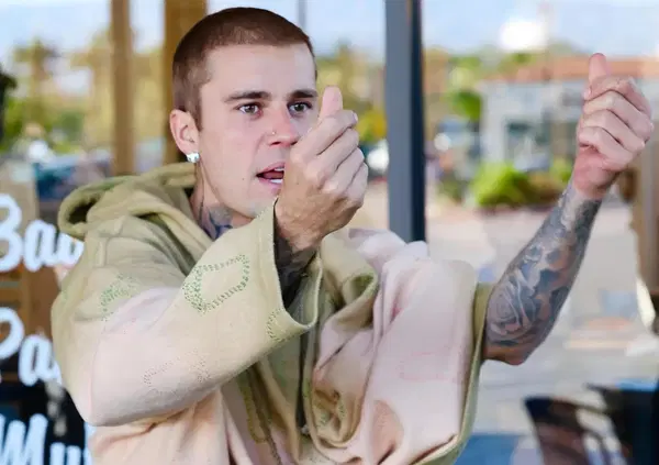 ATTENZIONE, SCOOP DI JUSTIN BIEBER (che sbrocca davanti ai paparazzi): alla gente interessano i soldi, non le persone. Ma davvero? Se lo dice un milionario che non sa pi&ugrave; cosa farsene del denaro&hellip;