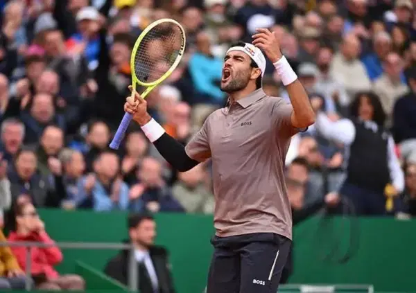 MATTEO CHE CAZ*O: fuori da Montecarlo contro Musetti in un modo che fa male, perch&eacute; s&igrave;, Berrettini stava rinascendo. Ecco i problemi dell&rsquo;azzurro, e il commento di Bertolucci che soffre insieme a noi