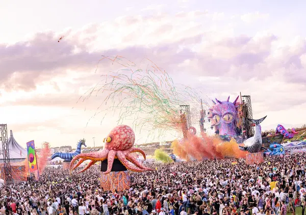 Glitter, techno e delirio, ma li avete presi i biglietti per elrow Town a Reggio Emilia? Vi spieghiamo perch&eacute;, all'Iren Green Park (il leggendario Campovolo), non ce ne sar&agrave; per nessuno&hellip;