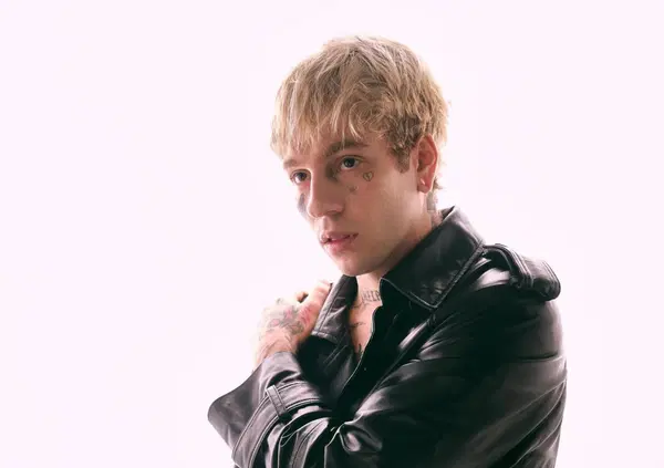 Chiello e il nuovo album Scarabocchi: &ldquo;Mi sento lontanissimo dalla trap&rdquo;. E il brano con Achille Lauro e Morgan? "Non so se uscir&agrave; mai&rdquo;. E sui cantautori, Rose Villain e il tour nei club...