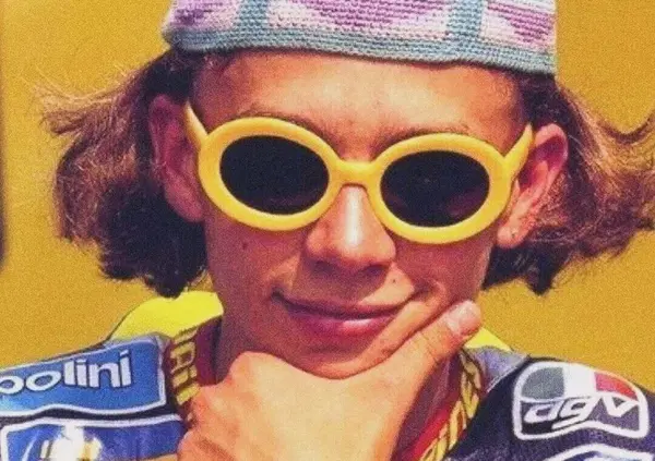 Addio bimbi della trap: viaggio psichedelico nello stile di Valentino Rossi, vero imperatore del Y2K che ancora oggi fa scuola 