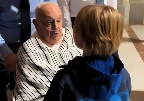 Papa col poncho (che non lo era), indignazione o rivelazione? Dagospia: &ldquo;Come un barbone, qualcuno salvi Bergoglio dallo staff del Vaticano&rdquo;. E Capezzone: &ldquo;Dice molto sulla desacralizzazione del nostro tempo&rdquo;. Ma&hellip;