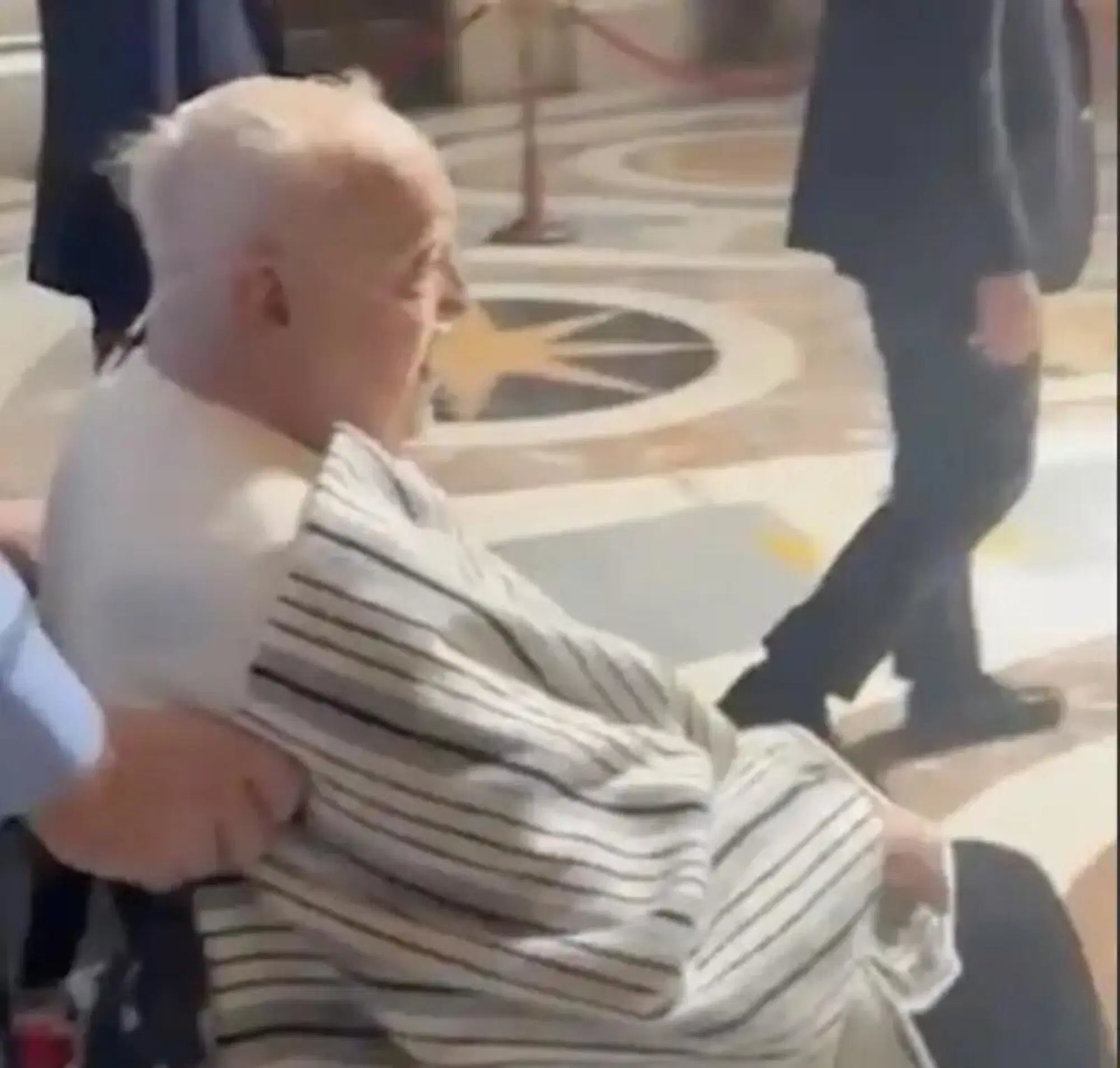 Il Papa con la schiena scoperta e la maglietta della salute in vista (altra immagine che mostra come non si tratti di poncho ma di coperta che non copre nemmeno bene)